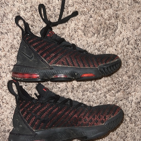 Boys Nike LeBron 15's - Picture 3 of 4